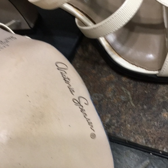 Victoria Spenser, 3” Cabana Heels. Size 8 - Picture 3 of 9